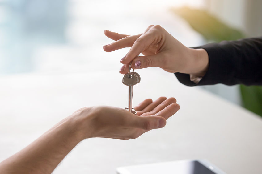 Remise des clés d'un logement par un agent immobilier au nouveau propriétaire